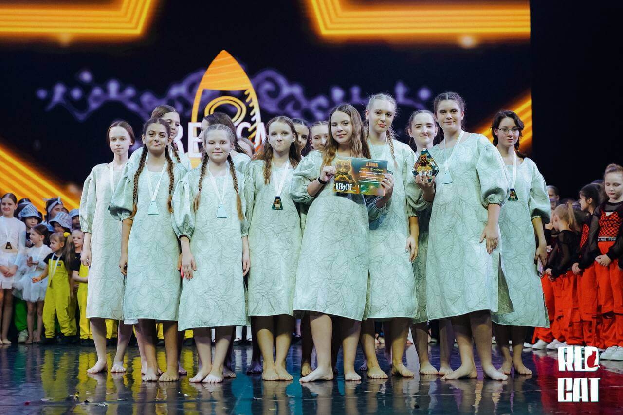 Конкурс Red Cat Start 12 октября 2025 г награждение DanceUp-Studio девушки с косами в длинных платьях