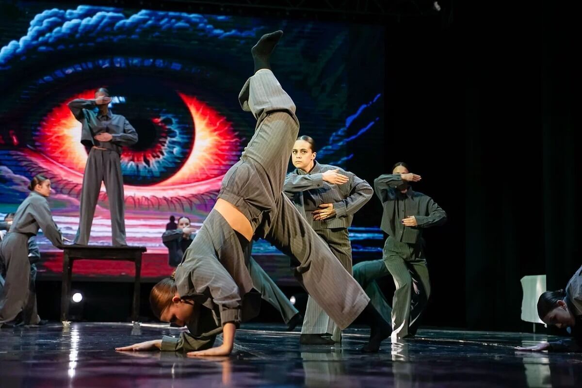 Dance Fusion с номером «На ощупь» «Big Bang» 29 ноября 2025 DanceUp-Studio стойка на руках