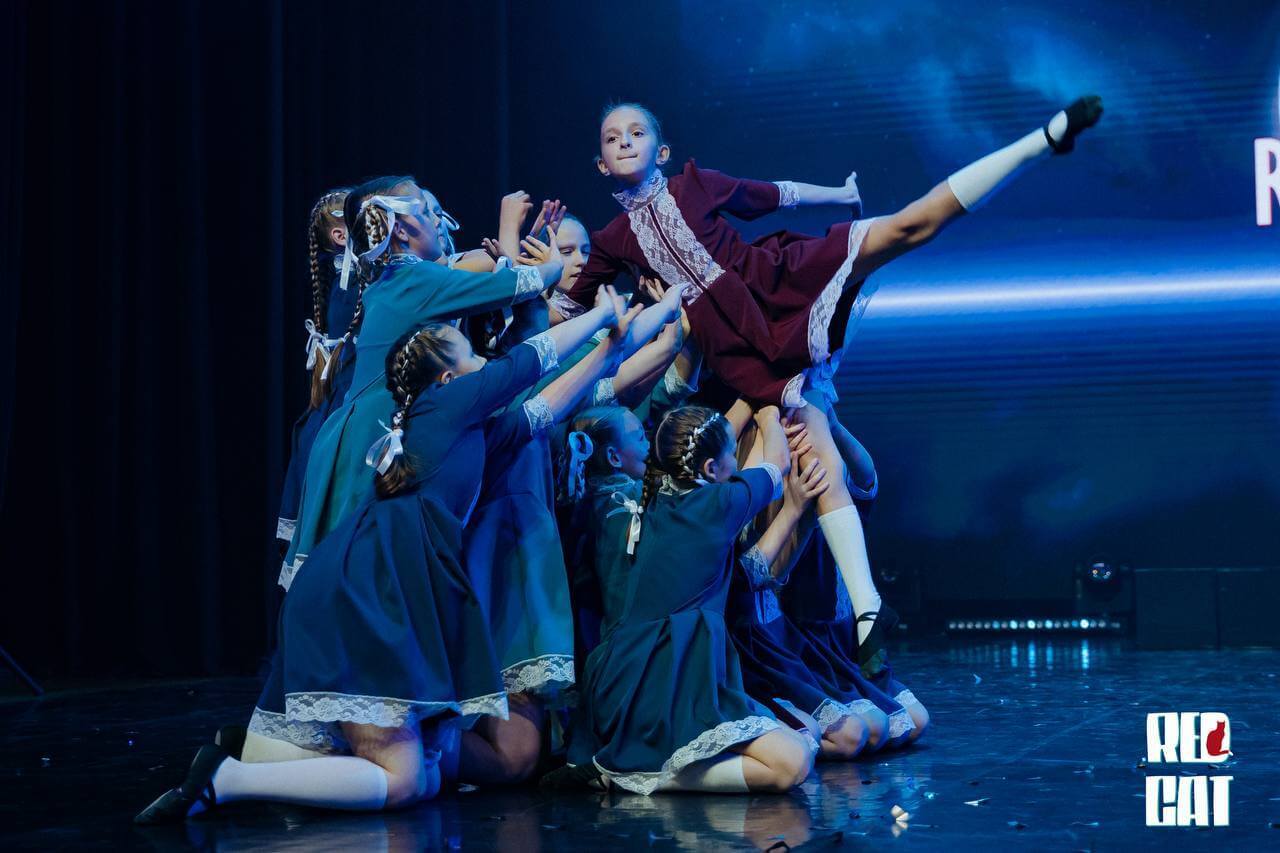 Номер Чучело конкурс Red Cat Start 12 октября 2025 г DanceUp-Studio девочка в прыжке с поддержкой