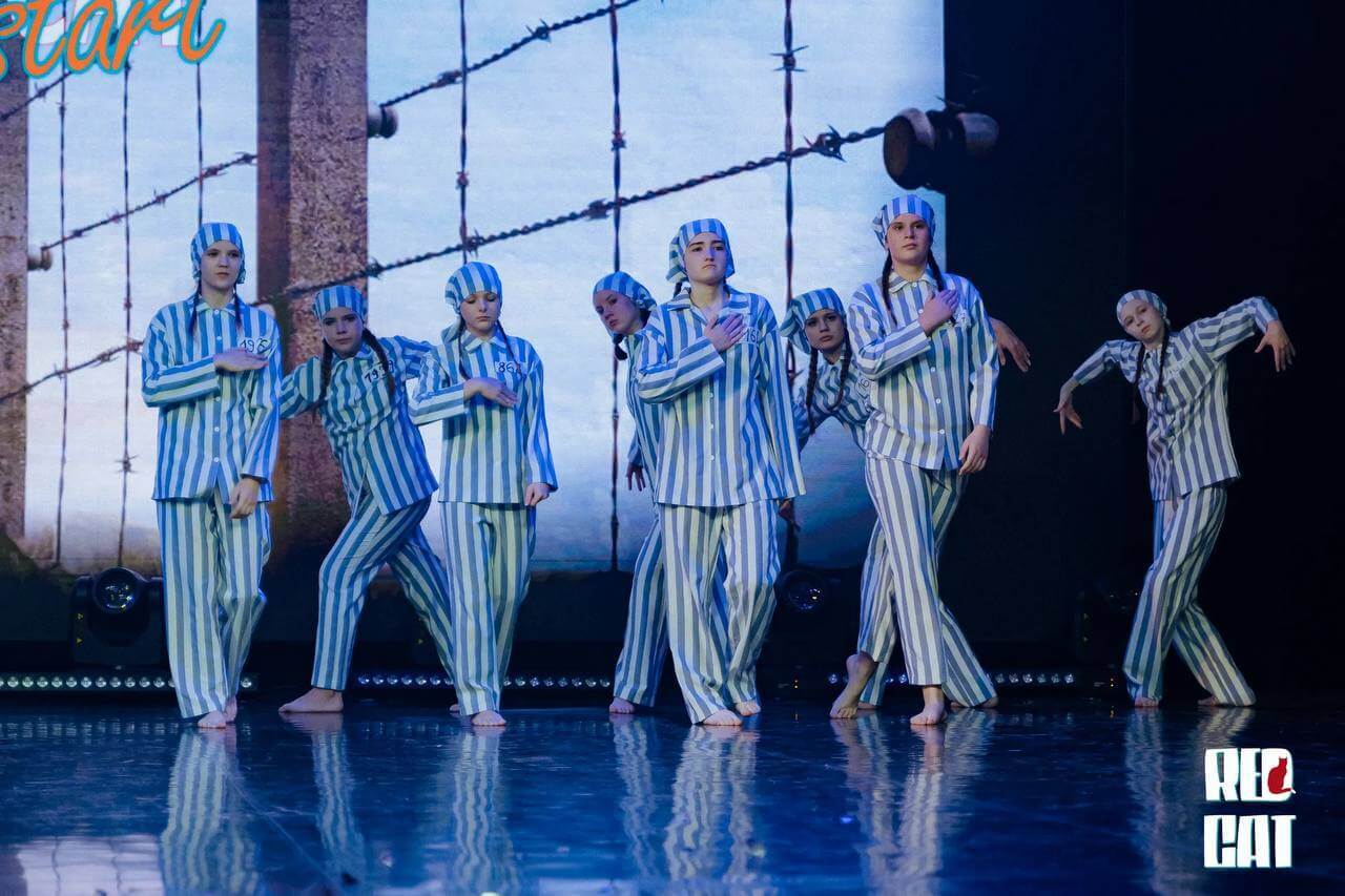 Номер Девочка в полосатой пижаме Red Cat Start 12 октября 2025 г DanceUp-Studio полосатые костюмы на девушках