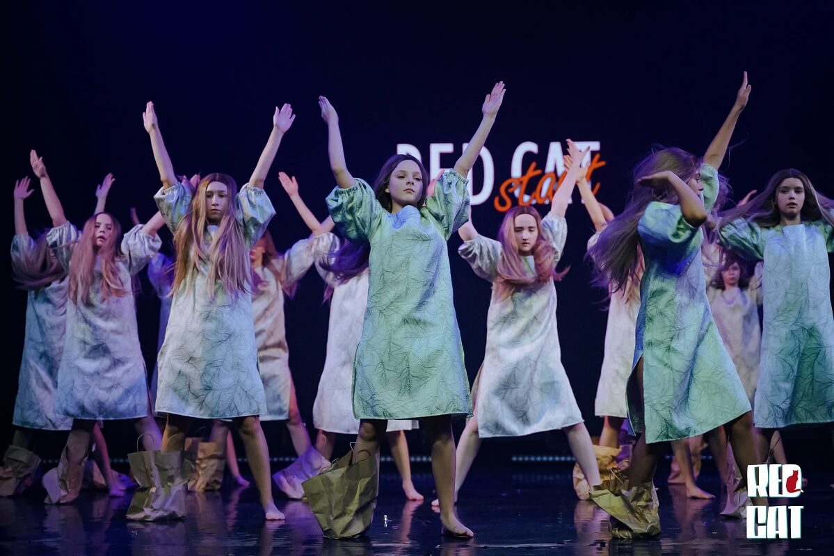 Танец Пустить корни Red Cat Start DanceUp-Studio девушки изображают деревья