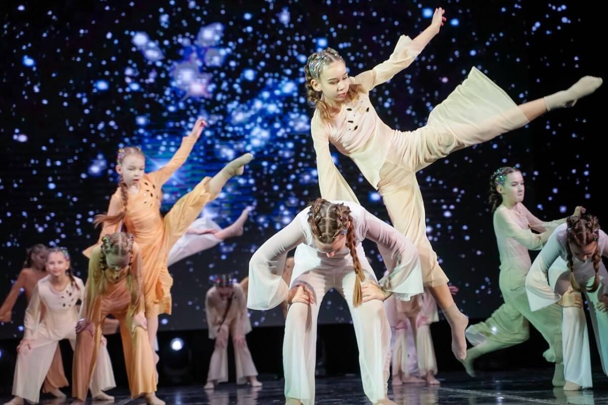 Коллектив Little Stars «Big Bang» 29 ноября 2025 DanceUp-Studio девочки танцуют и прыгают