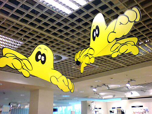 Подвесные фигуры в торговом зале
