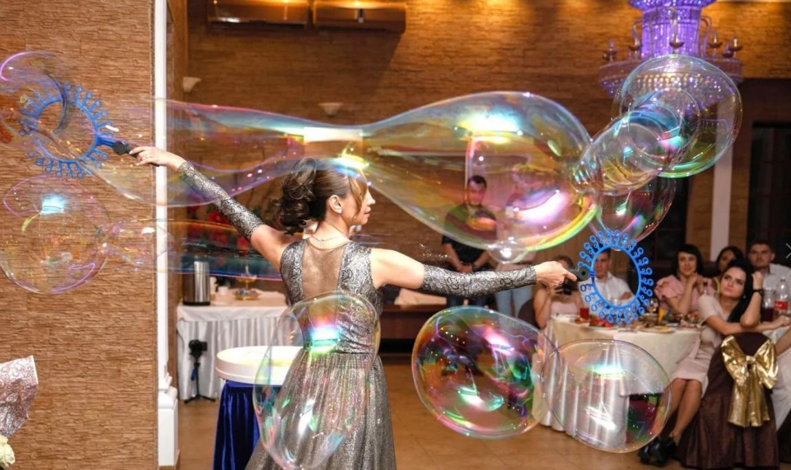 запуск Гигантских мыльных пузырей запуск мыльных пузырей