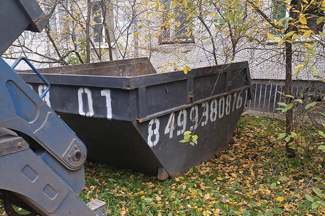 Контейнер 8 кубов возле панельного дома в Пушкино Контейнер 8 кубов возле панельного дома в Пушкино готов к заполнению мусором