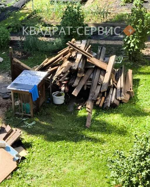 Старые доски на участке Старые доски на дачном участке в СНТ в районе Больших Дворов