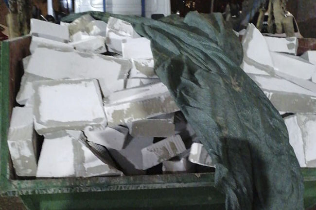 Строительный мусор в бункере 8 м3 Строительный мусор в бункере 8 м3 на улице в Москве