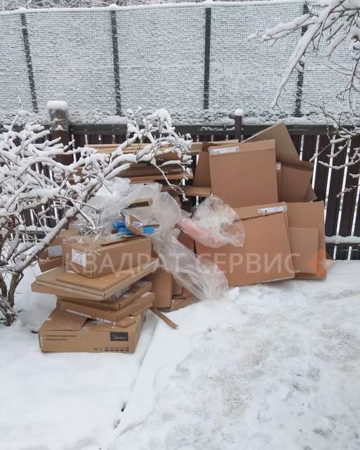 Бытовой мусор на дачном участке Бытовой мусор на участке в СНТ в районе Акулово