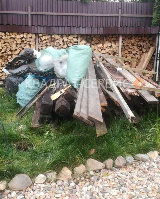 Бытовой мусор на дачном участке Бытовой мусор на дачном участке в СНТ в районе Быково