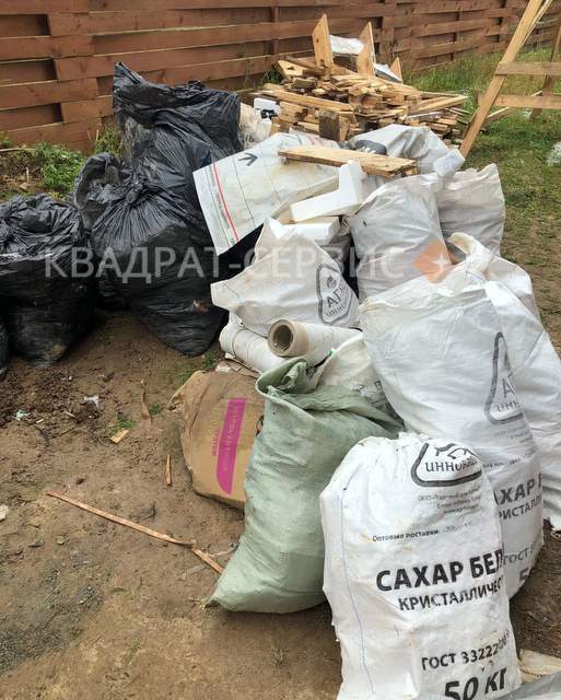 Мусор в мешках Мусор в мешках с садового участка