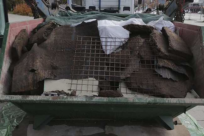 Мусор, загруженный в бункер 8 м3 Мусор, загруженный в бункер 8 м3 на улице в Москве