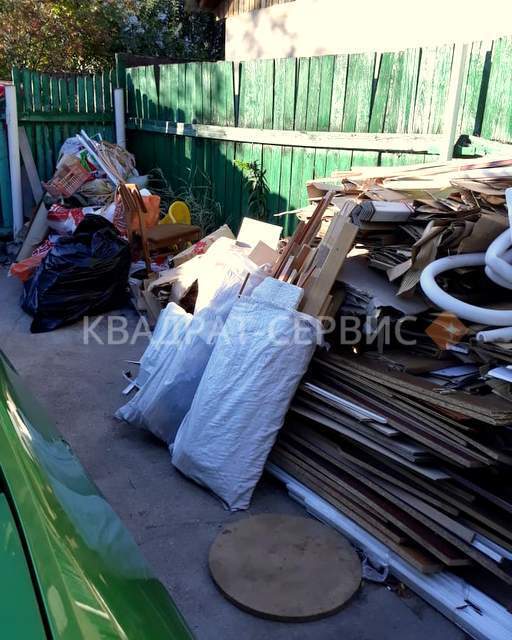 Бытовой мусор на дачном участке Бытовой мусор на участке в СНТ в районе Павельцево