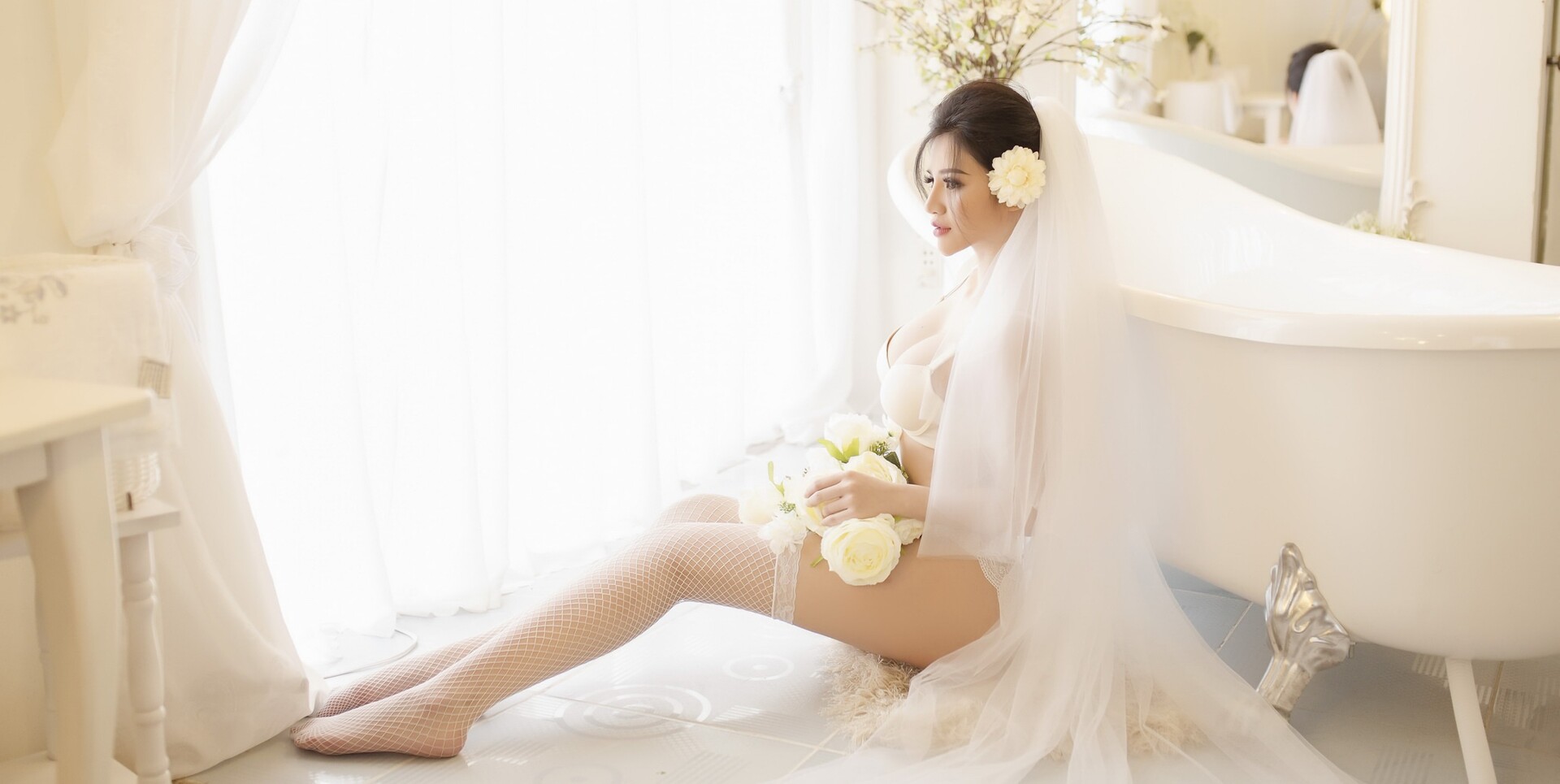 Невеста в красивом платье раздевается в своей комнате