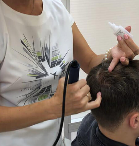Мезотерапия волос - нанесение препарата перед процедурой