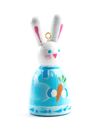 Фигурка «Заяц» ЗЦ1 Зайчик с морковкой в голубой рубашке порадует детей на новогодней елке.  Высота 60 мм, диаметр 25 мм  350 р.