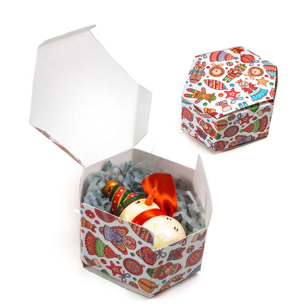 Коробка с рисунком средняя Коробочка для 1-2 игрушек из ламинированного картона в виде шестиугольника.