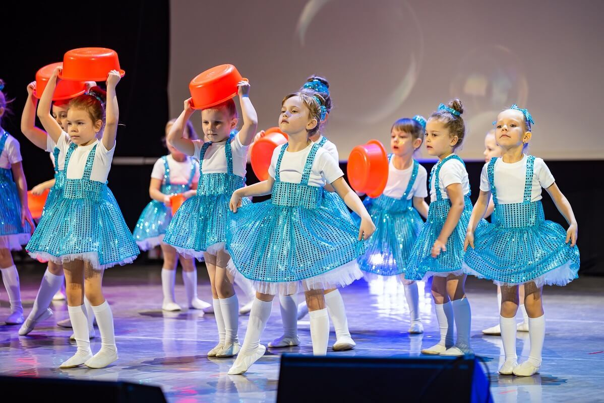 Дети танцуют на сцене рук. Олеся Сидоркина