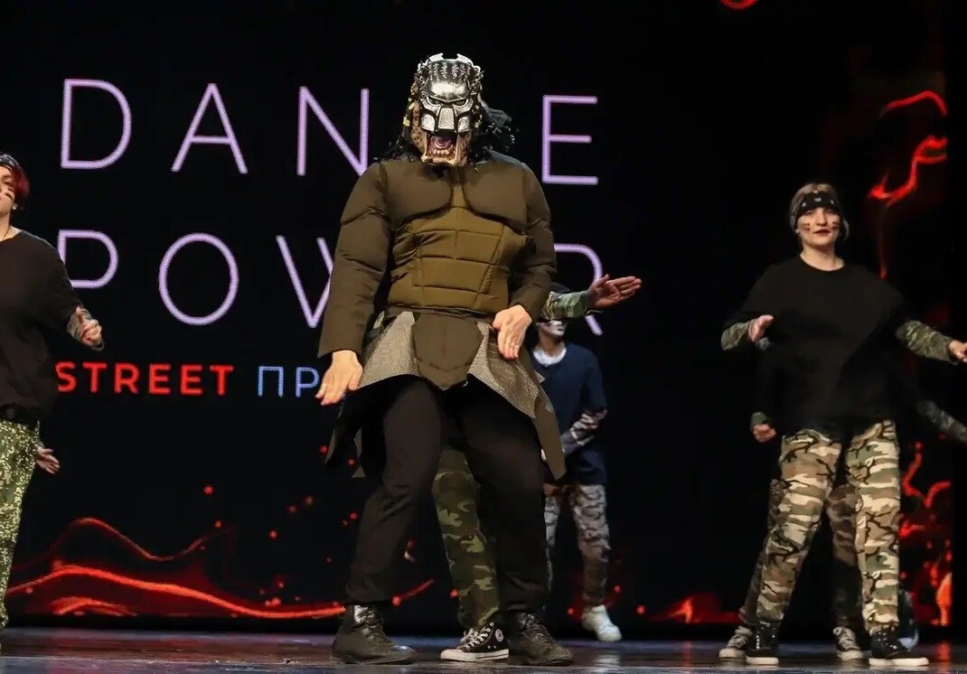 DanceUp-Studio танцует человек в маске в камуфляжной  одежде