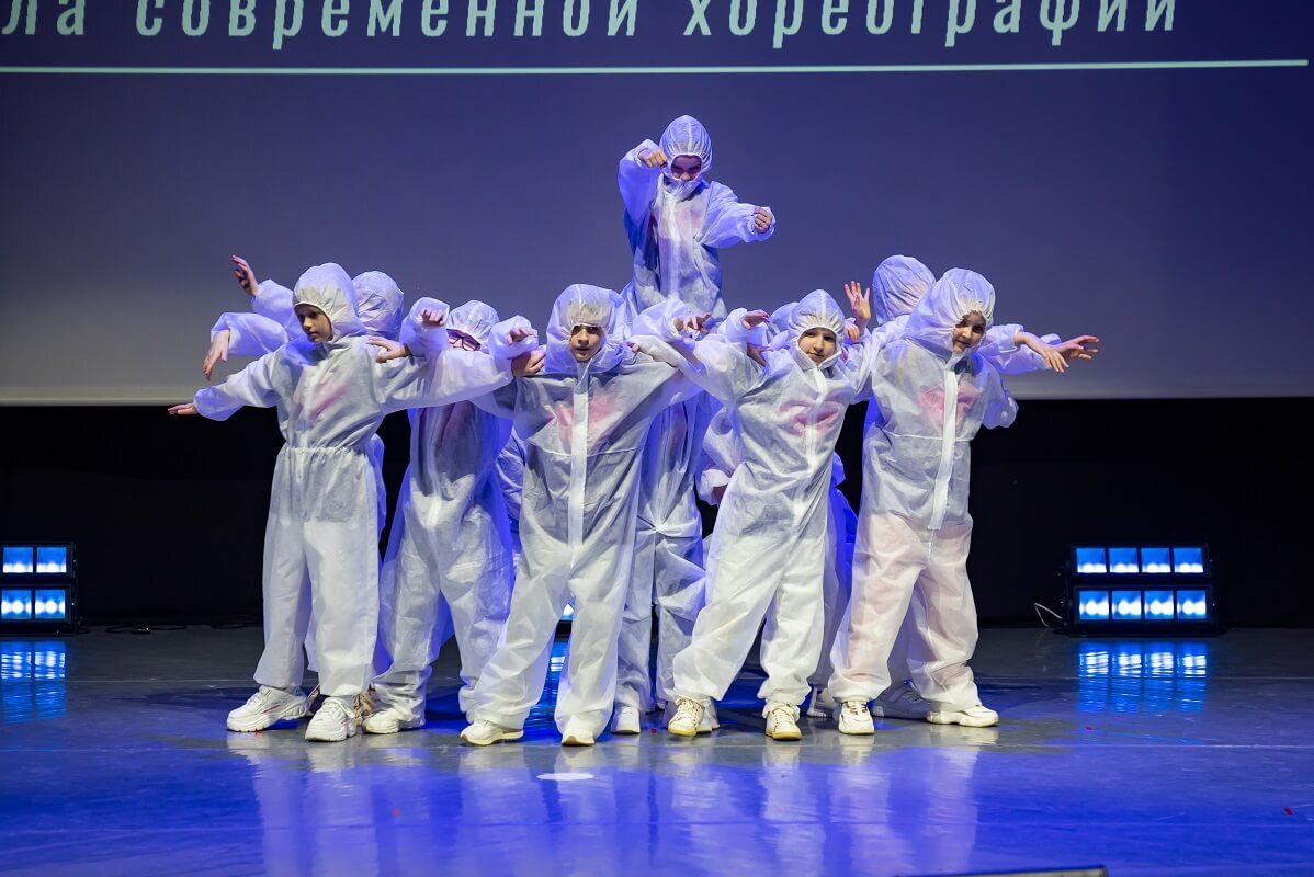 Дети в защитных костюмах танцуют хип хоп Решетник