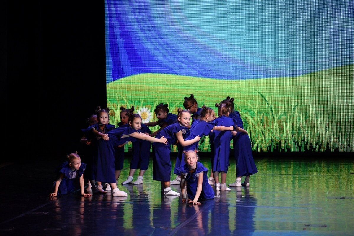 Дети танцуют хоровод