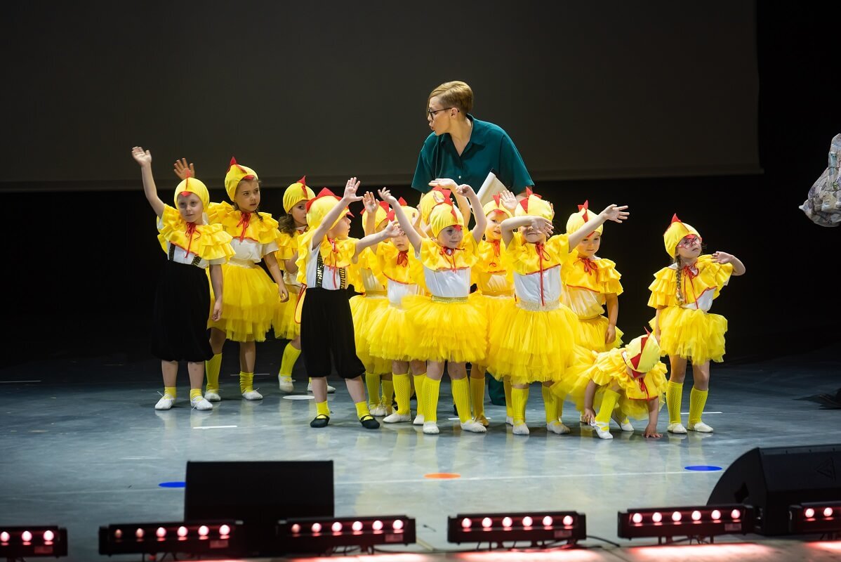 Дети в костюмах цыплят DanceUp-Studio рук. Маринкина