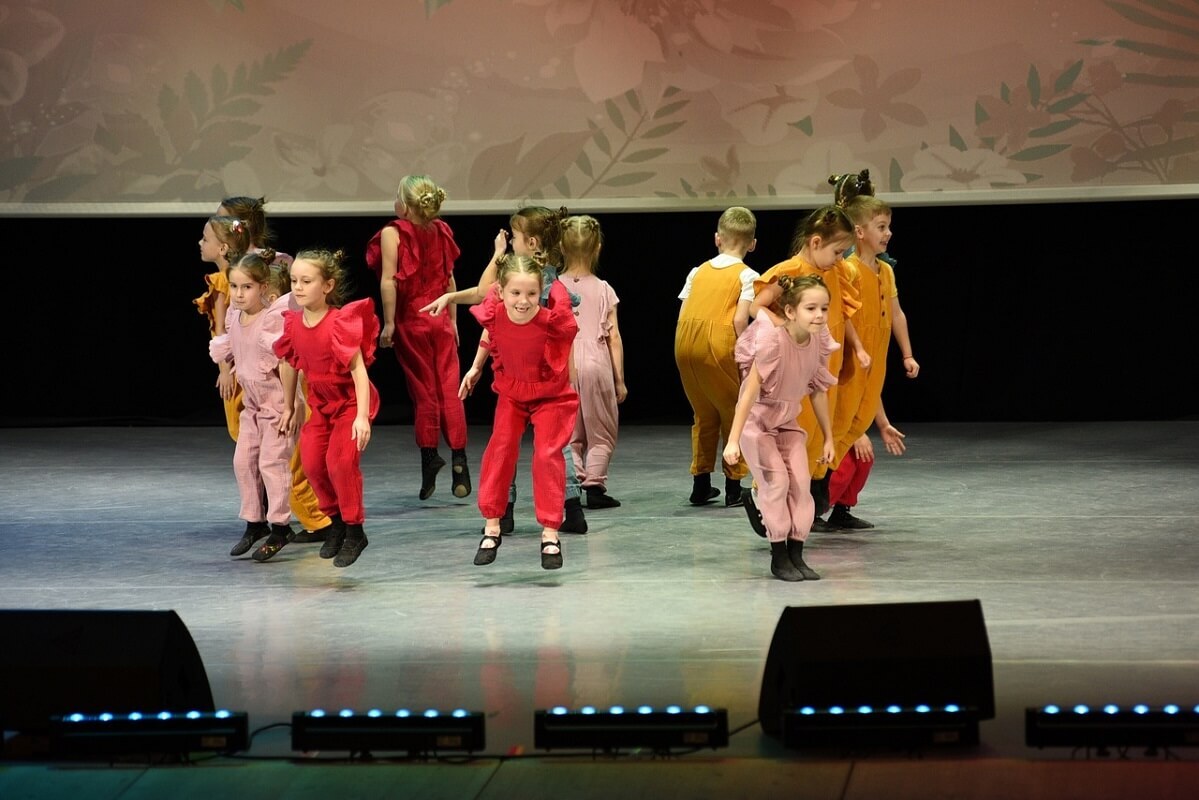  DanceUp-Studio дети танцуют в ярких костюмах