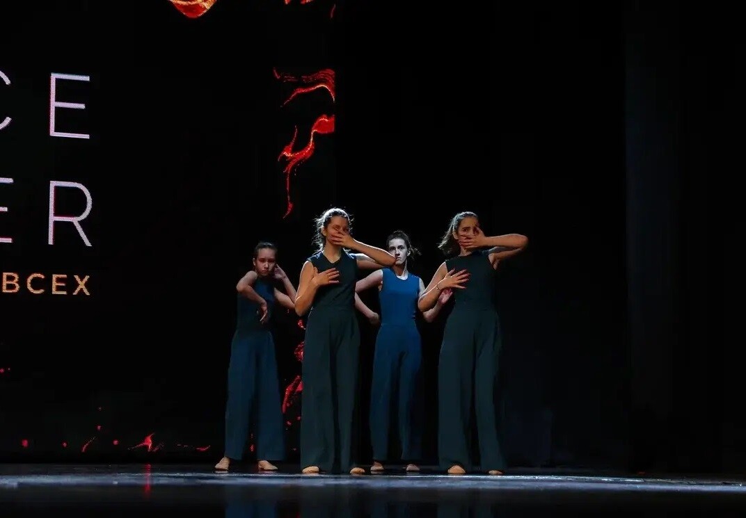 DanceUp-Studio девушки танцуют в синих костюмах