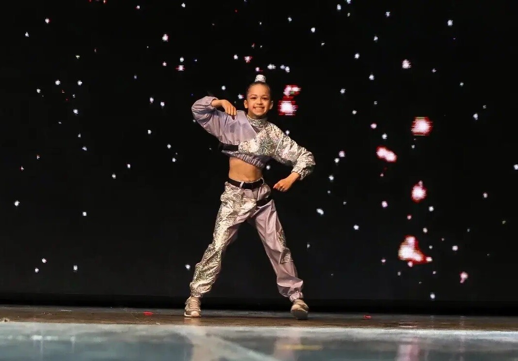 DanceUp-Studio танец девочки в серебристом костюме