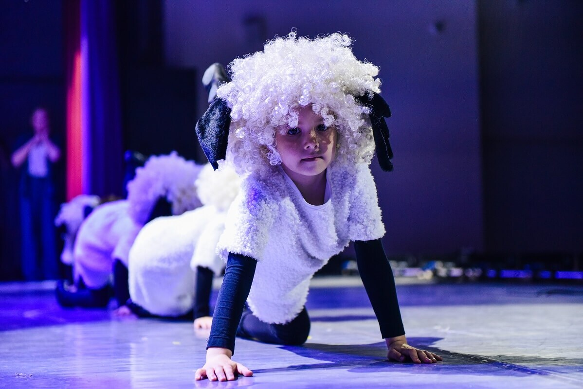 Детский танец в костюме овечек