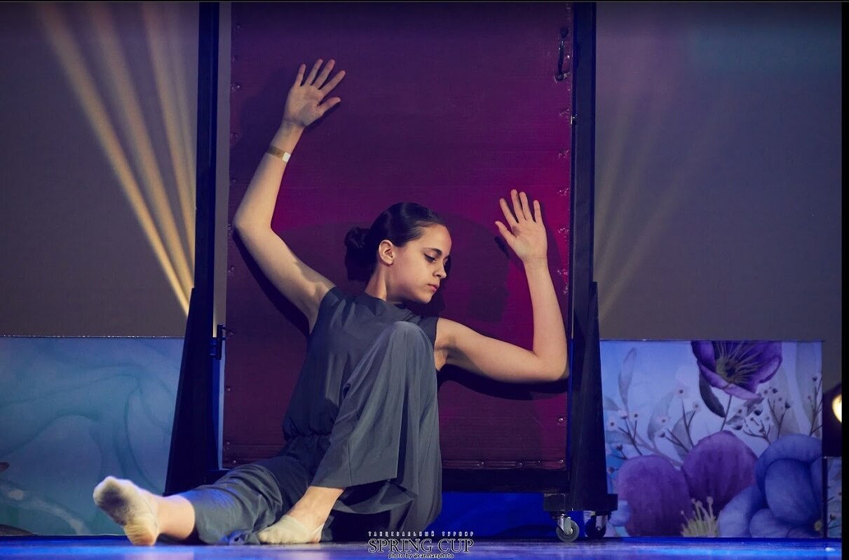 Девочка сидит у двери DanceUp-Studio