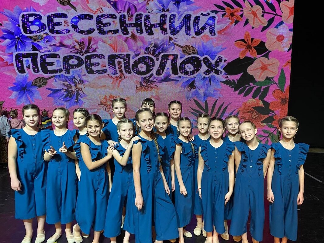 DanceUp-Studio дети на сцене в синих костюмах