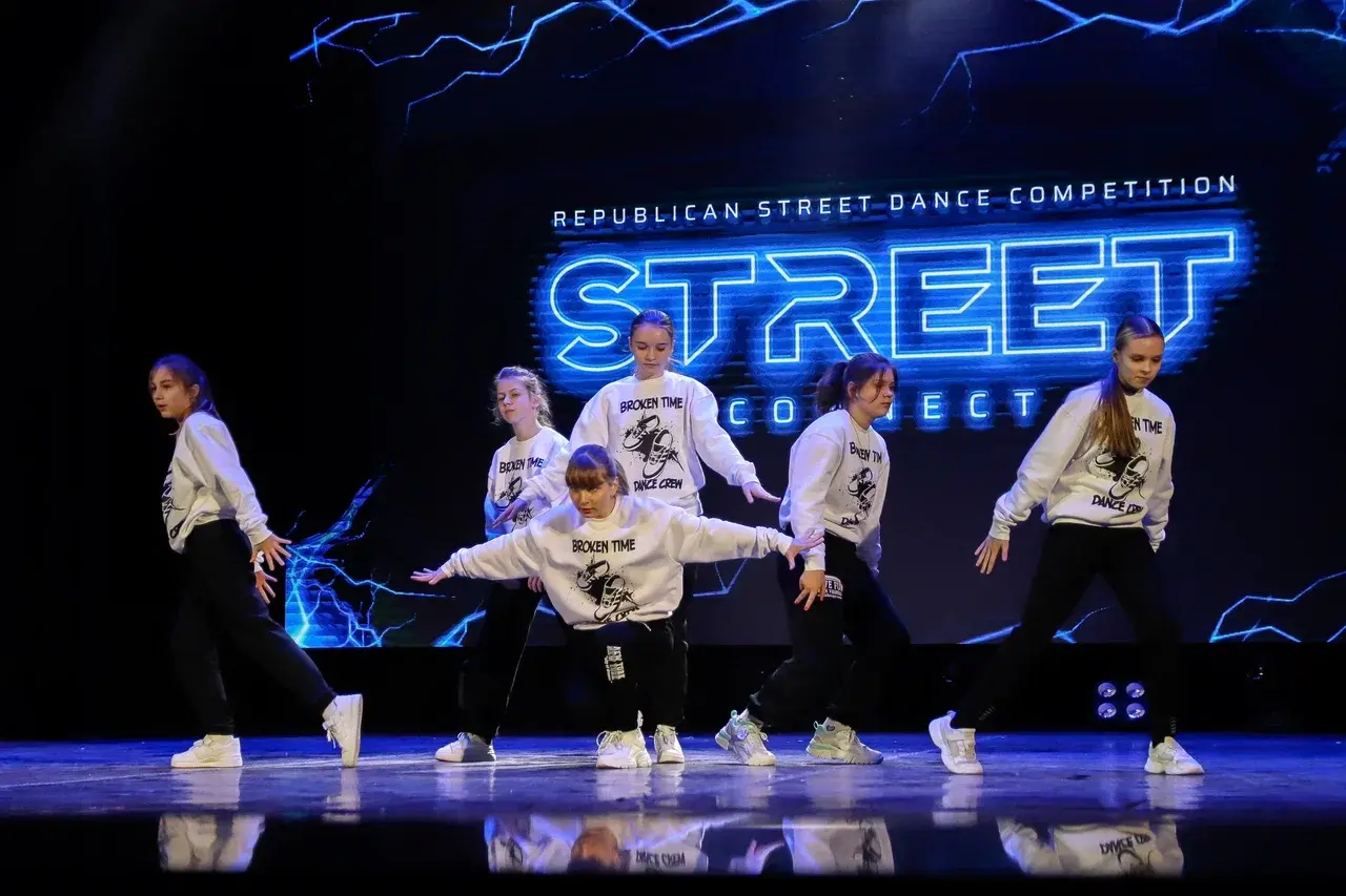 Подростки танцуют hip hop руководитель Грязнов Ярослав