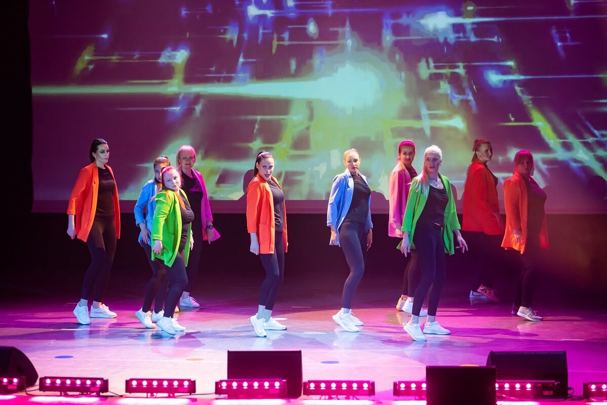 Танец женщин в разноцветных пиджаках  DanceUp-Studio Сидоркина