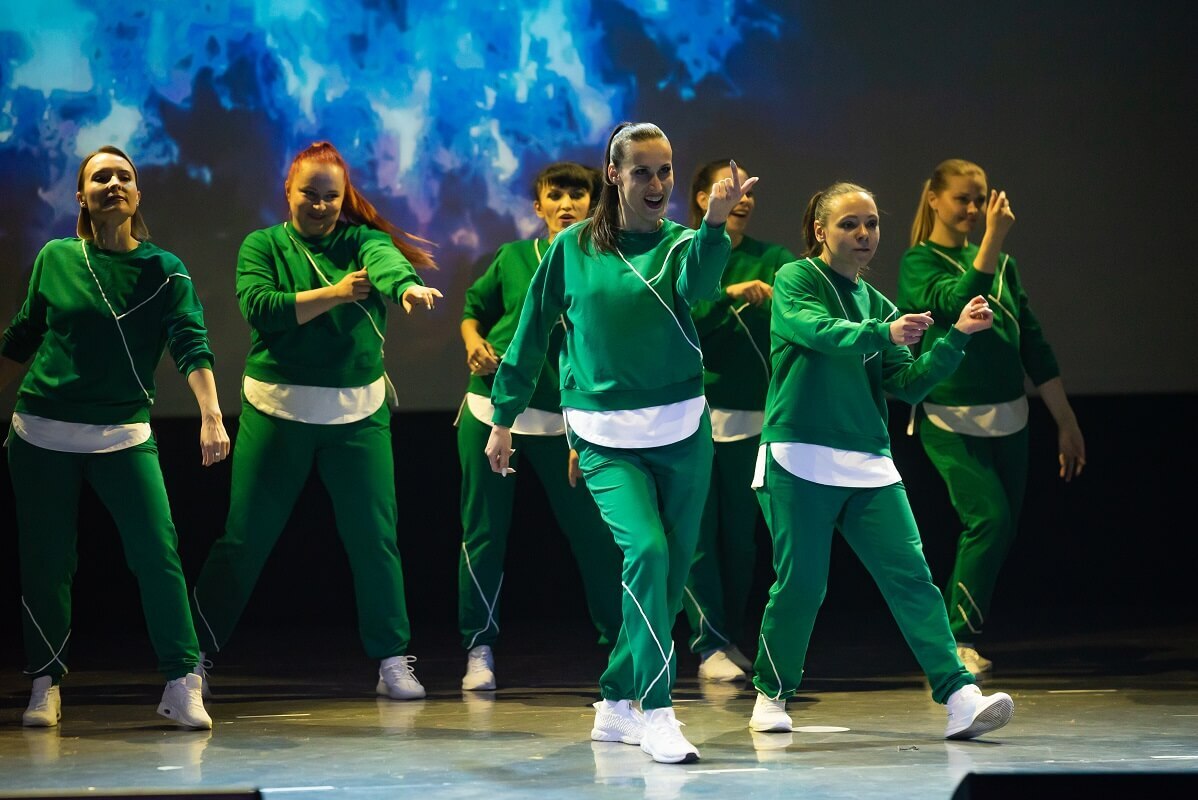 Взрослые танцуют в зеленых костюмах  DanceUp-Studio