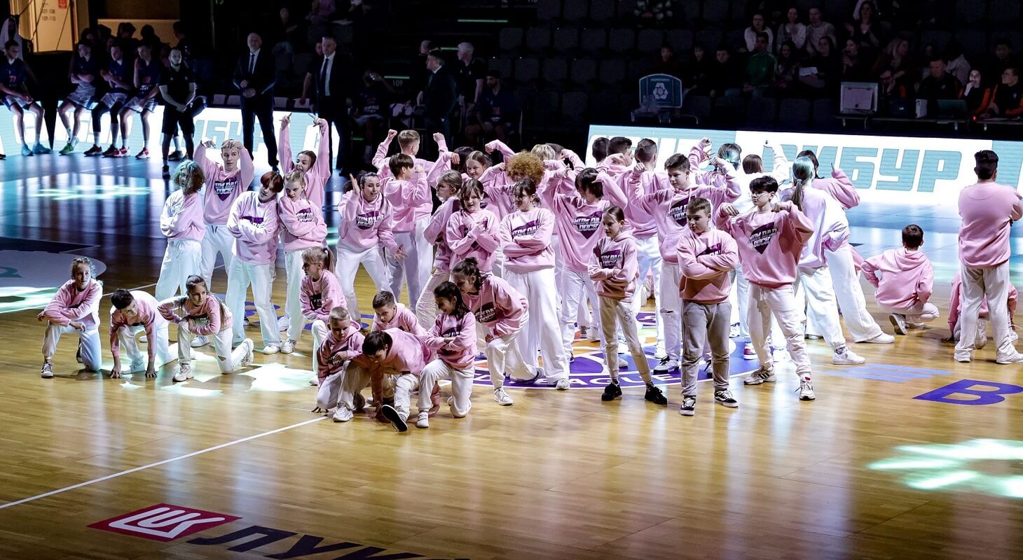 DanceUp-Studio подростки в розовых байках на сцене