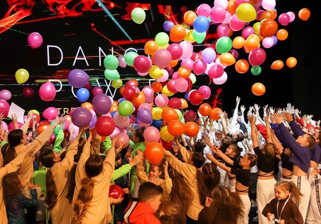 DanceUp-Studio выступает на конкурсе танцев 2023