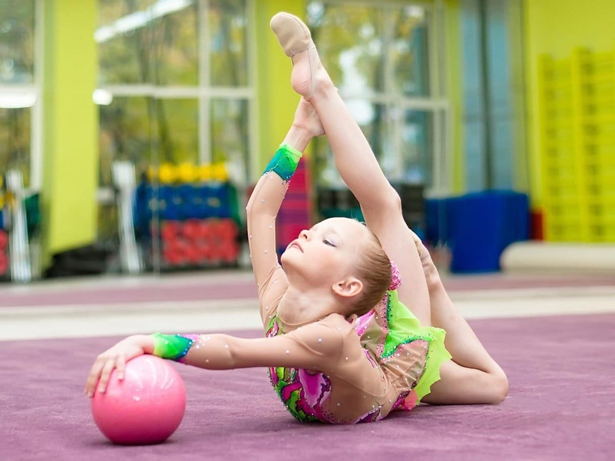 Дети спорт физкультура. Художественная гимнастика дети. Гимнастика для детей. Спортивные дети. Секции для детей.