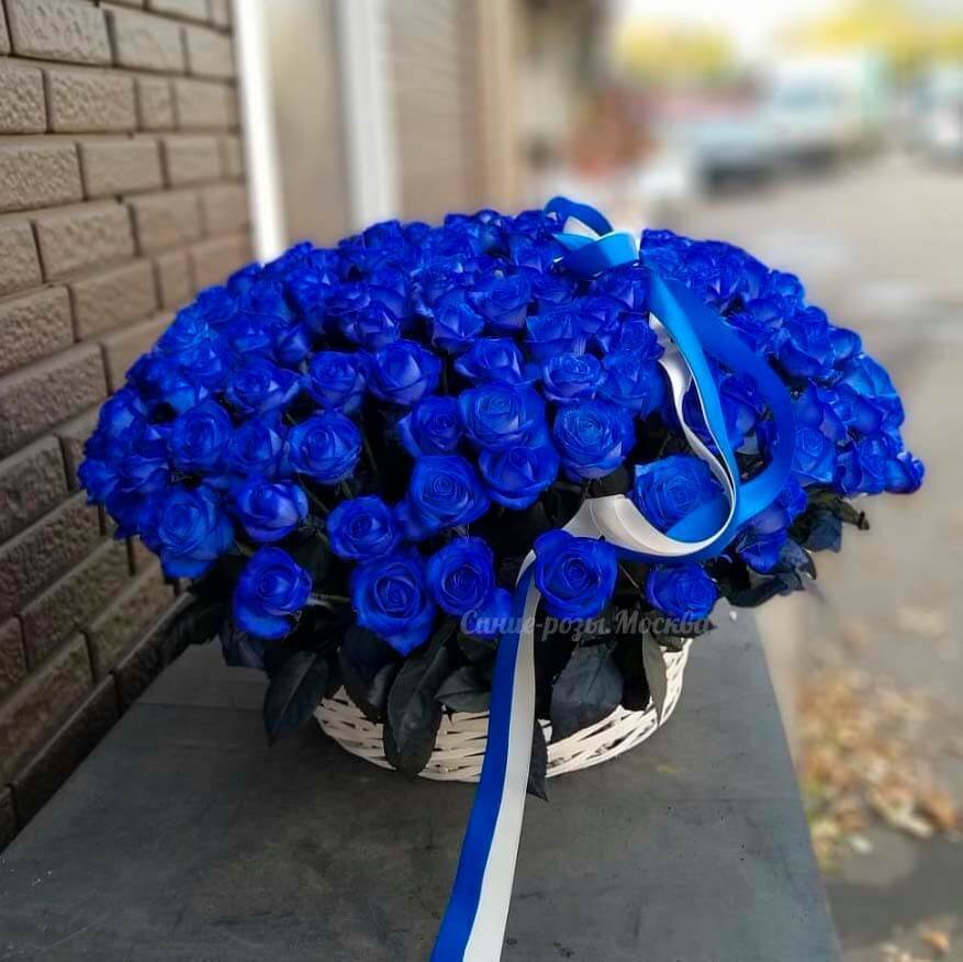 Корзина синих роз