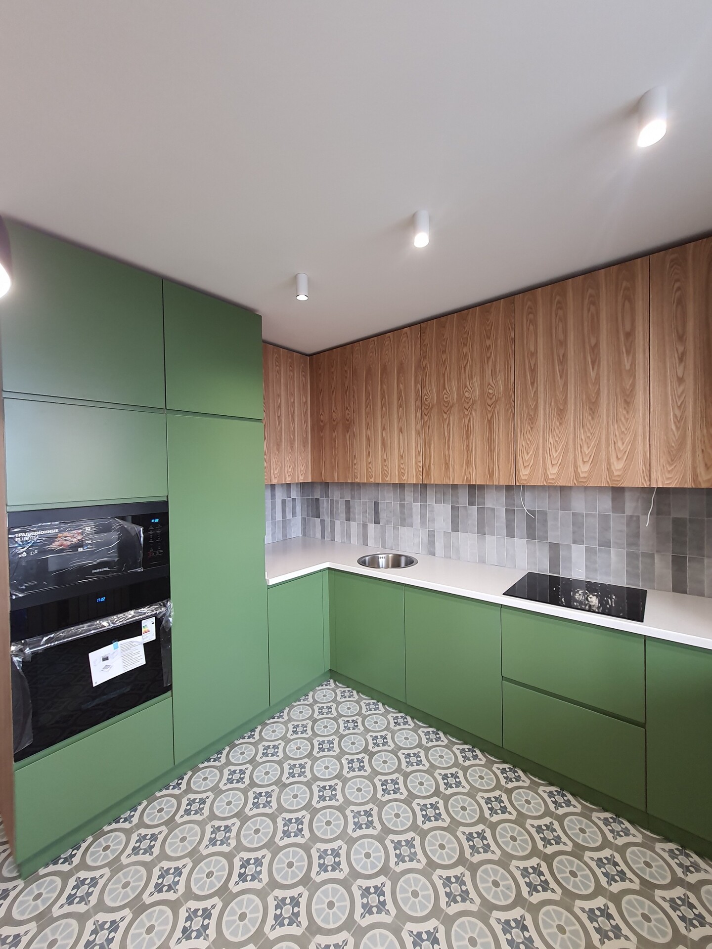 Кухня с зелеными фасадами минимализм