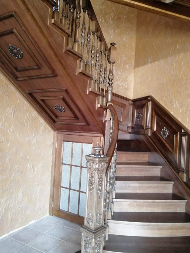 Мы проектируем и изготавливаем деревянные лестницы в Нижнем Новгороде, входные лестничные группы, эксклюзивные резные лестницы из дерева, лестницы с элементами ковки, мебель, двери, беседки.  Неотъемлемой частью любого многоуровнего строения является лестница. Квартира, дом, коттедж, дача, офис, т.е. везде, где есть необходимость сообщения между двумя и более этажами. При этом каждый со своей планировкой, дизайном и индивидуальными требованиями хозяев.