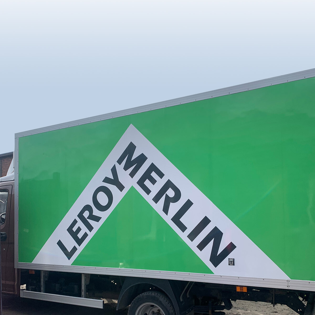 Реклама leroy merlin на борту газели