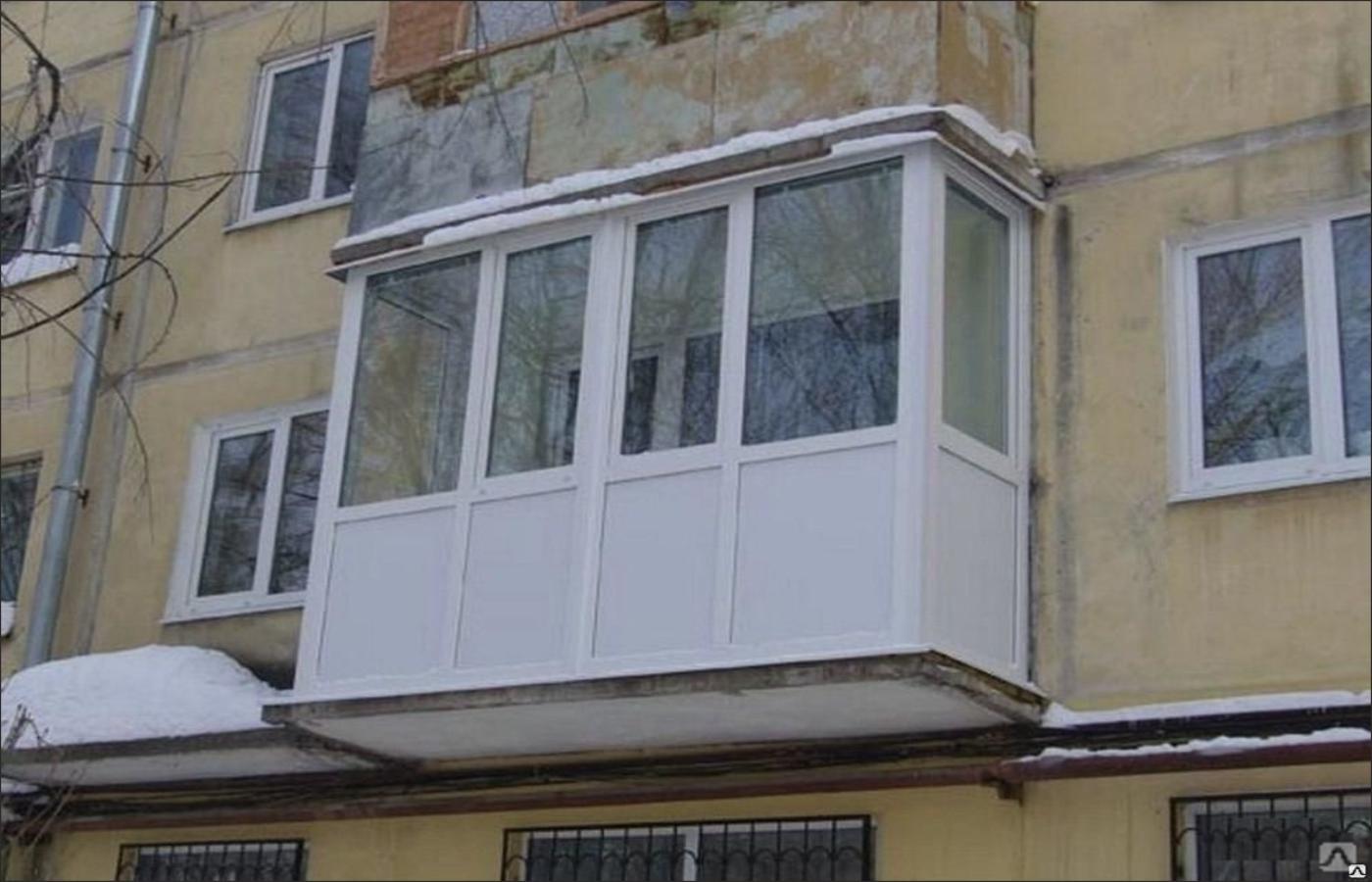 Балконы чита. Остекление балконов в хрущевках. Балкон хрущевка остекление. Застекленный балкон в хрущевке. Пластиковый балкон в хрущевке.