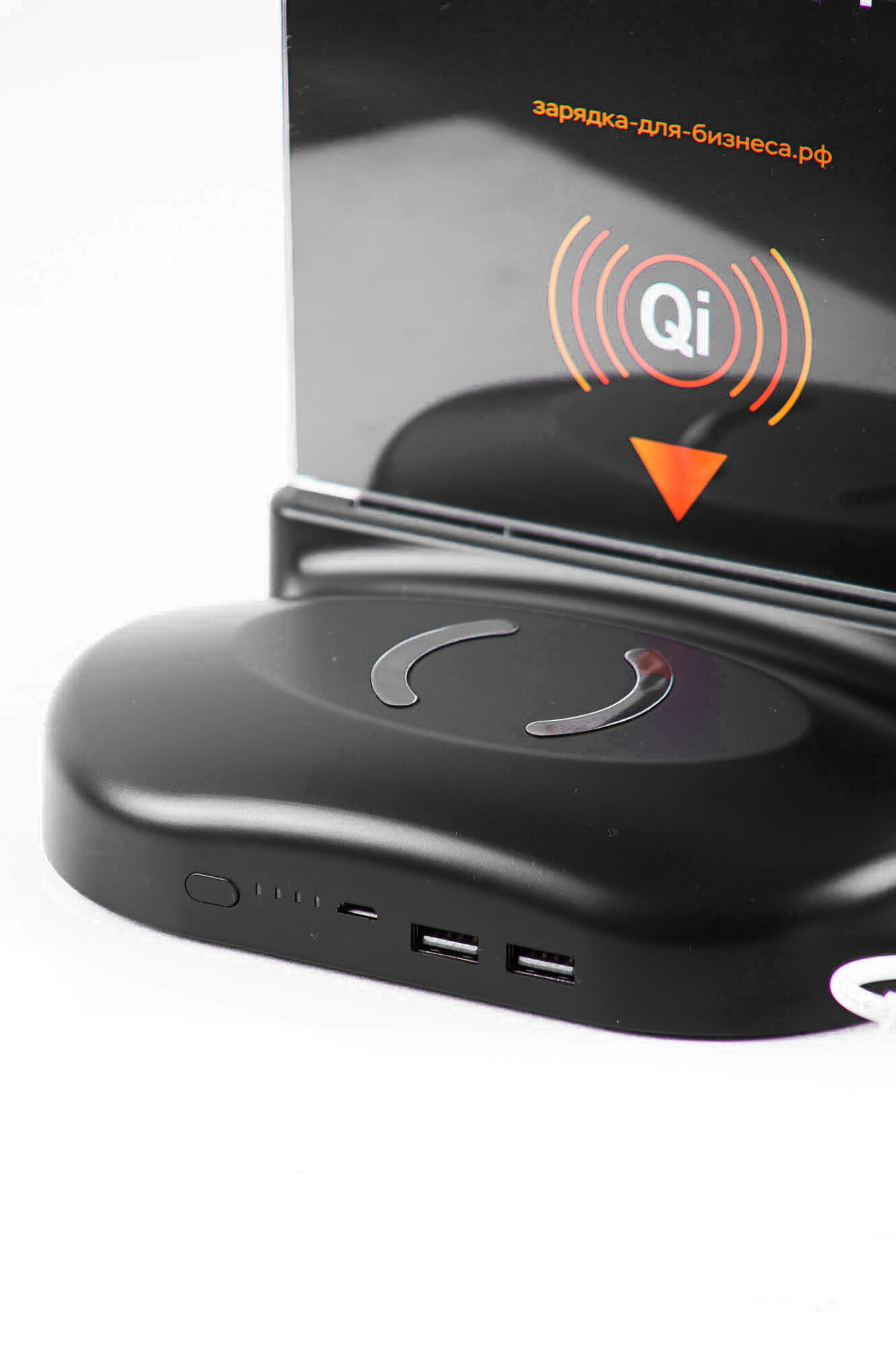 Power Bank на 10 000 mah в виде меню со встроенным кабелем 3 в 1 и Qi зарядкой. Также есть USB выходы