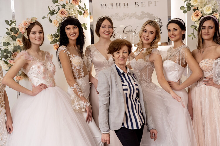 Ольга Кузнецова в окружении невест
