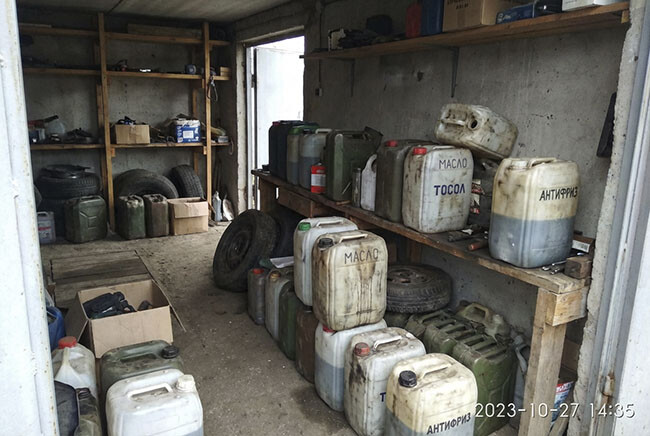 Старые канистры в гараже