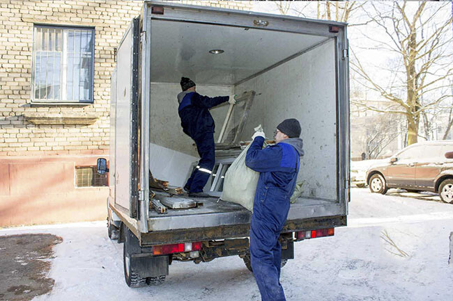Грузчики грузят старые окна в Газель