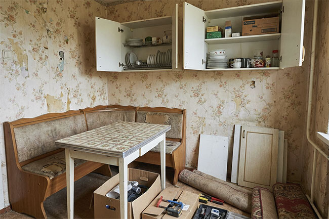 Диван на выброс, подготовленный к вывозу