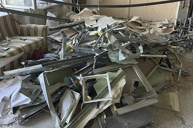 Строительный мусор в квартире после демонтажа