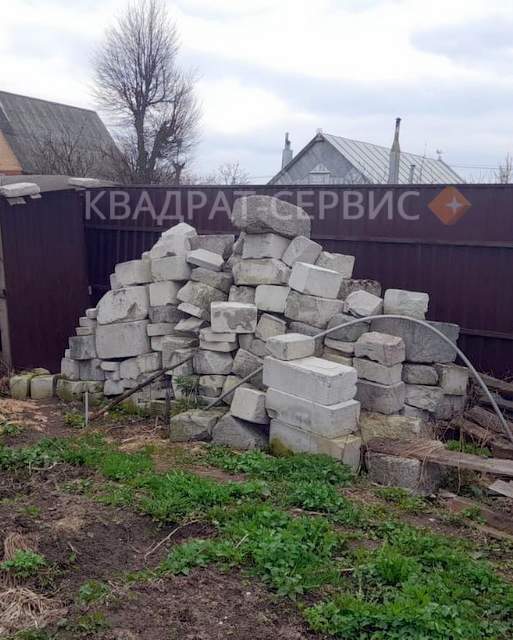 Старые строительные блоки к вывозу с дачи