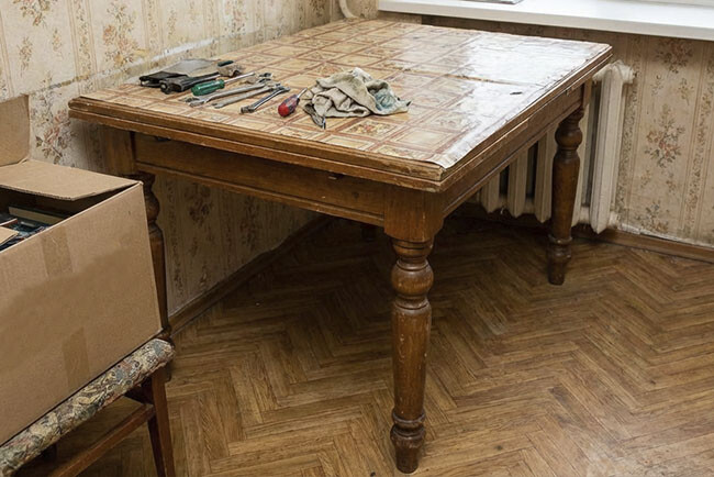 Старый стол на выброс